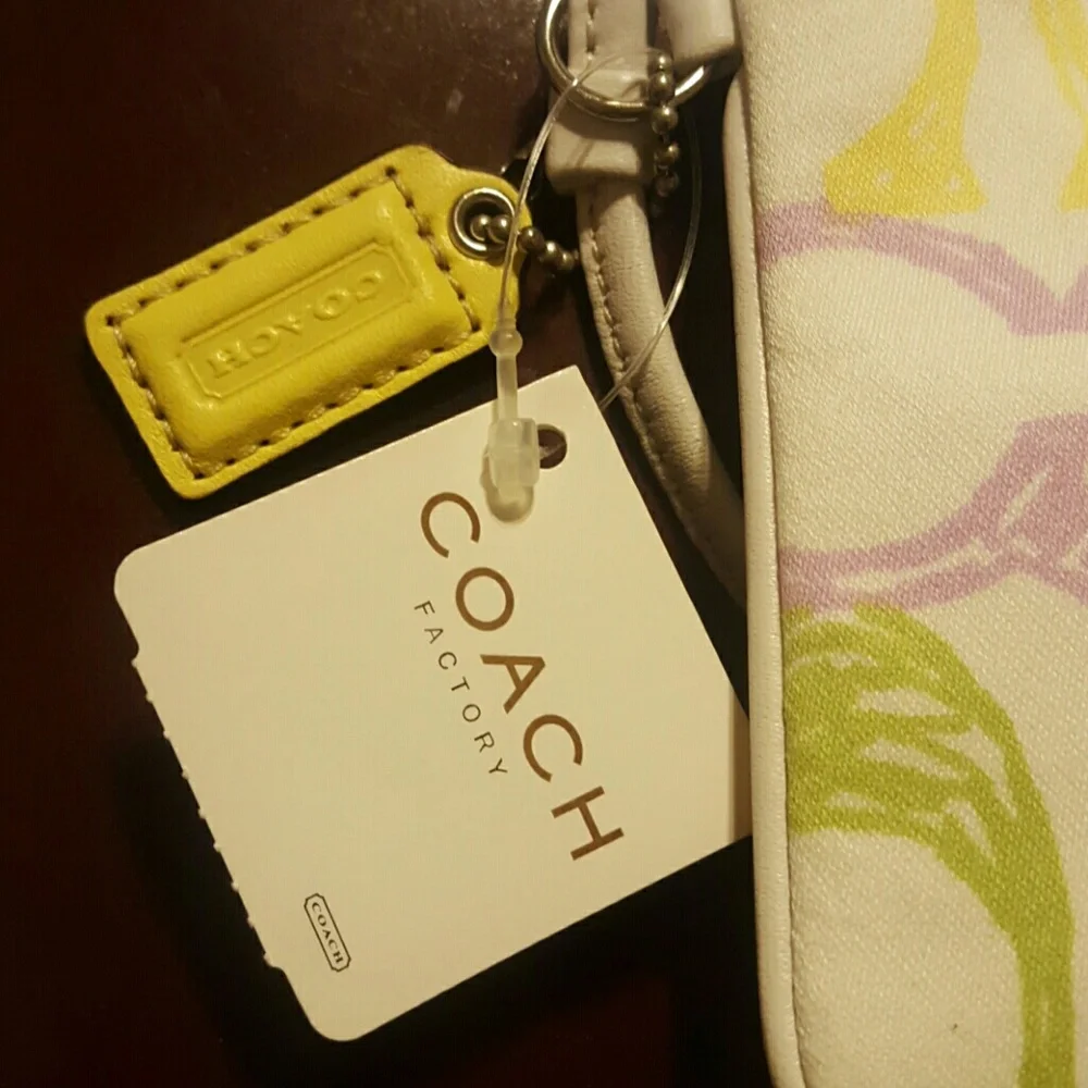 💕 Coach Wristlet - Picture 4 of 5